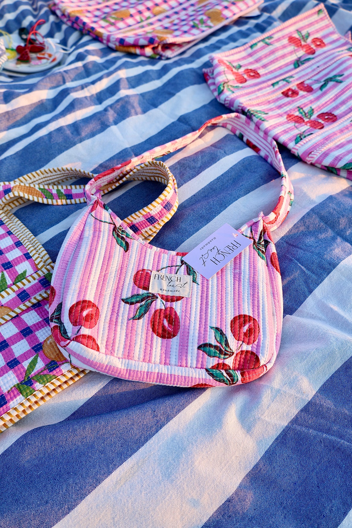 The Shoulder Bag Cherry